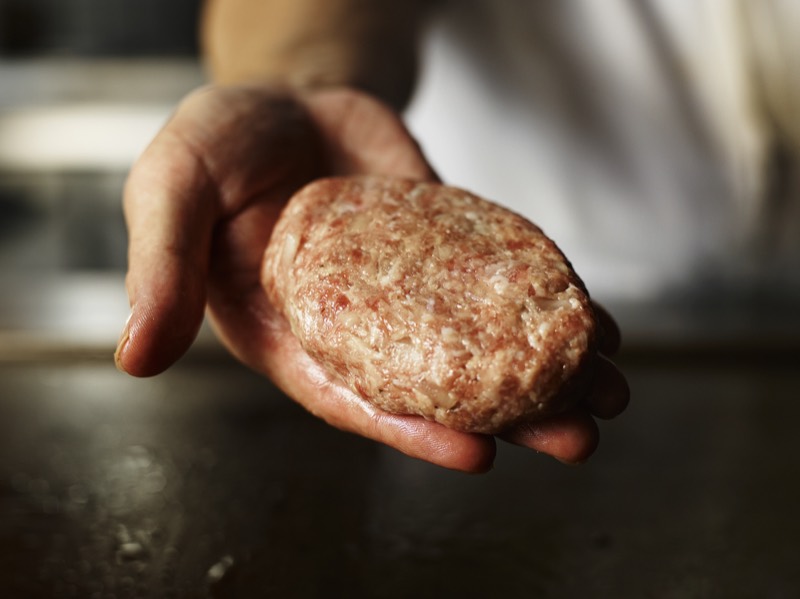 成形したハンバーグのタネ（挽肉）